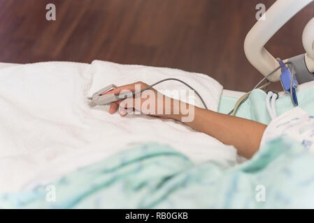 Frau hand mit Pulsoximeter und Herzfrequenz fingertip-Ausrüstung Stockfoto
