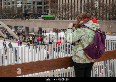 Frau unter Foto außerhalb kalten Winter Stockfoto