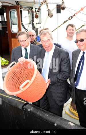 UKIP Leader Nigel Farage erfüllt die lokalen Fischer an der Victoria Wharf in Leigh-On-Sea, Essex während seiner sagen Nein zur EU-Kampagne mit: Nigel Farage, Wo: Leigh-on-Sea, Großbritannien Wann: 17 Aug 2015 Quelle: Steve Finn/WANN Stockfoto