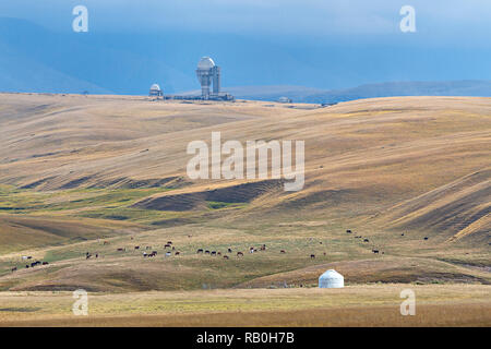 Assy Plateau in Kasachstan mit verlassenen sowjetischen Observatorium und ein nomadisches Zelt. Stockfoto