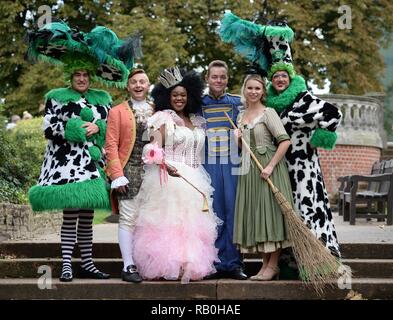 Stephen Mulhern neben der Besetzung eines 'Cinderella' an der Fairfield Halls in Croydon. Stephen spielt der Charakter Schaltflächen in einer Pantomime performance Wo: Croydon, Großbritannien Wann: 24 Aug 2015 Quelle: Steve Finn/WANN Stockfoto