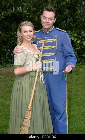 Stephen Mulhern und die Darsteller an einem Fotoshooting für die Einführung Der Pantomime 'Cinderella.Tephen spielt das Zeichen Tasten. Gehalten am Fairfield Halls. Croydon. Surrey UK. Heute. 24/09/15 <P> im Bild: Stephen Mulhern; Joanna Sawyer <B>Ref: SPL 1130532 240915</b><BR />Bild von: Steve Finn/Splashnews<br /></P> <P><B> Splash News und Bilder</b><BR />Los Angeles: 310-821-2666<BR /> New York: 212-619-2666<BR />London: 870-934-2666<BR /> Photodesk@splashnews.com<br /></P> Wo: Croydon, Großbritannien Wann: 24 Aug 2015 Quelle: Steve Finn/WANN Stockfoto