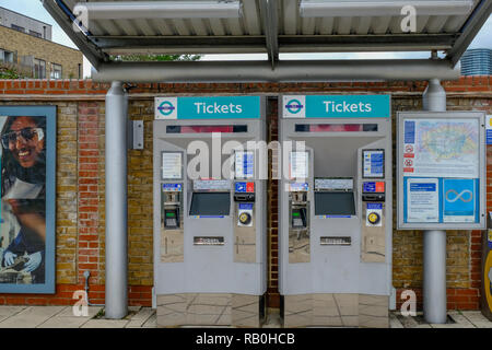 Mudcute, Isle of Dogs, London, Großbritannien - 18 August, 2018: Paar Fahrkartenautomaten an der Mudcute DLR Station, Teil der Transport für Londons Netzwerk von Tra Stockfoto