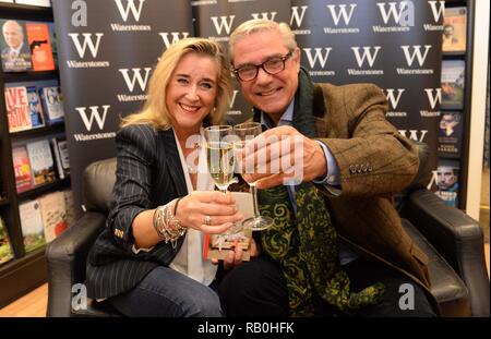 Stephanie und Dom Parker von Kanal 4 von Gogglebox ihres Buches teph" und "Dom Führer zum Leben' bei Waterstones in Bluewater, Kent Mit: Dominic Parker, Stephanie Parker Wo: London, Großbritannien Wann: 26 Aug 2015 Quelle: Steve Finn/wenn Zeichen Stockfoto