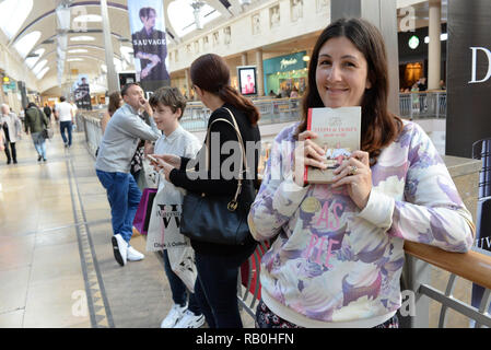 Stephanie und Dom Parker von Kanal 4 von Gogglebox ihres Buches teph" und "Dom Führer zum Leben' bei Waterstones in Bluewater, Kent, Wo: London, Vereinigtes Königreich, wenn: 26 Sep 2015 Credit: Steve Finn/wenn Zeichen Stockfoto