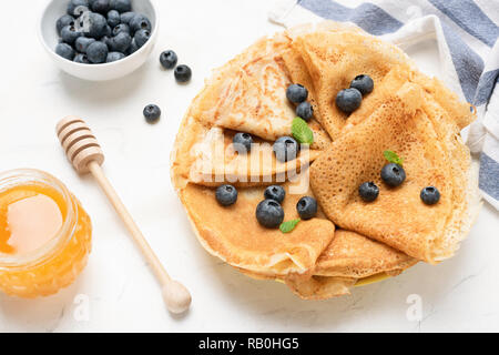 Leckere Pfannkuchen mit Heidelbeeren. Französische Crepes, russischen oder ukrainischen Blini oder plinse mit frischen Blaubeeren auf weißem Hintergrund. Urlaub Maslenitsa fo Stockfoto