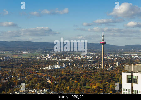 Fernsehturm Frankfurt mit Feldberg (Taunus) im Hintergrund von oben gesehen (Main Tower) im Sommer (Frankfurt, Deutschland, Europa) Stockfoto