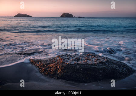 Schöne seascape während Golden sunrise in Pedasi, Panama. Stockfoto