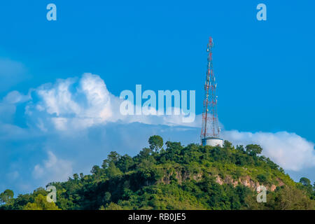 Rot und Silber Handy oder mobile Tower auf der Spitze des Hügels installiert Stockfoto