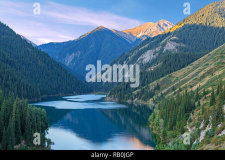 Blick über den See Kolsai in Kasachstan Stockfoto