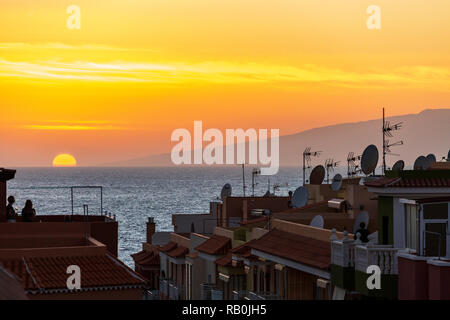 Winter Sonnenuntergang am 1. Januar 2019, Sonne ins Meer südlich von La Gomera von Playa San Juan an der Westküste von Teneriffa, Kanarische Inseln, S Stockfoto