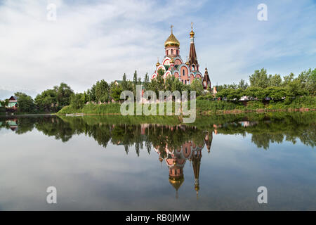 Russisch-orthodoxe Kirche als Kirche der Erhöhung des Heiligen Kreuzes und seine Reflexion in Almaty, Kasachstan Stockfoto