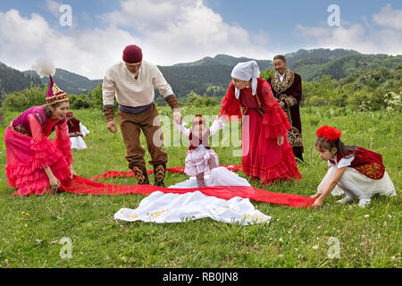 Kasachen, die lokale Tradition der Tusau Kesu symbolisiert eine Zeremonie, begleitet die ersten Schritte eines Kindes, Kasachstan Stockfoto