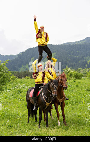 Kasachischen Reiter in Trachten auf nationaler Folklore spielen, in Almaty, Kasachstan. Stockfoto