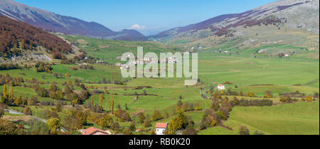 Ländliche Landschaft rund um das Dorf Pescocostanzo an einem sonnigen Tag. Abruzzen in Italien. Stockfoto