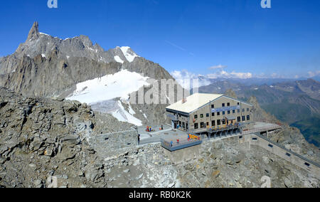 Mont Blanc. Das Torino Hütte ist eine Schutzhütte mit horizontalen Tunnel und einer vertikalen Anheben. Italien Stockfoto