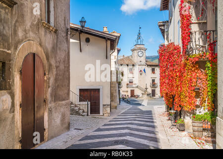 Das malerische Dorf Pescocostanzo an einem sonnigen Tag. Abruzzen in Italien. Stockfoto