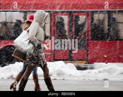 Belgrad, Serbien - Dezember 15, 2018: Zwei junge elegante Frauen zusammen wandern in starker Schneefall in der Stadt. Stockfoto