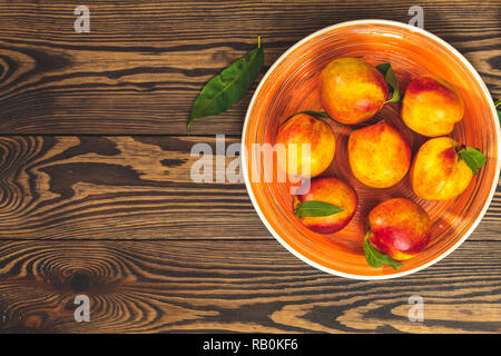 Vielen saftigen schönen erstaunlich schön in orange Platte auf dunklem Hintergrund. Schönes essen Kunst Hintergrund. Ansicht von oben, kopieren. Stockfoto