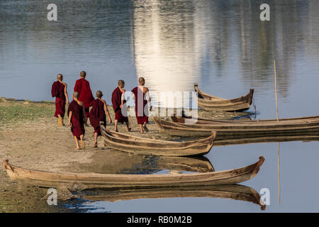 Junge Mönche Einstellung für eine Bootfahrt Reise in ihrer Freizeit Stockfoto