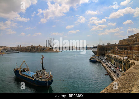 MSC Opera cruiser Schiff in den Hafen von Valletta Valletta, Malta Stockfoto