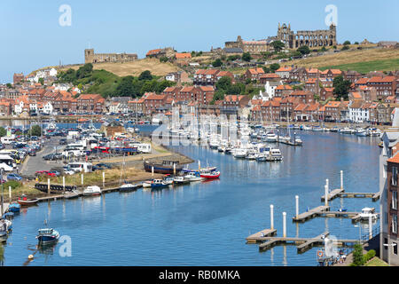 Fluss Esk und Marina, Whitby, North Yorkshire, England, Vereinigtes Königreich Stockfoto