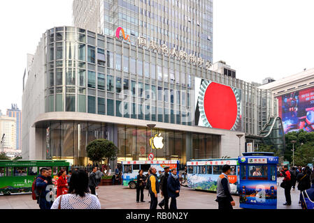 Shanghai, China - 11. November 2017: Eine große Menschenmenge in der Nähe des Apple Store auf der Nanjing East Road, einem sehr belebten Einkaufsviertel, das pedestr Stockfoto