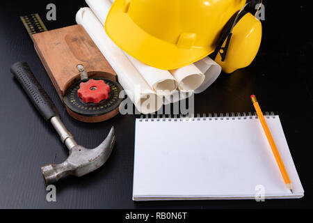 Tools und Hinweise für ein Tischler auf einem Workshop Tabelle. Zubehör für die Arbeiter. Der dunkle Hintergrund. Stockfoto