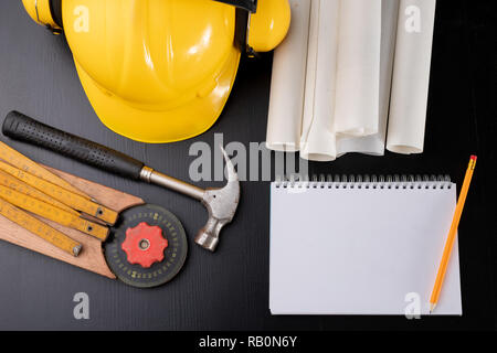 Tools und Hinweise für ein Tischler auf einem Workshop Tabelle. Zubehör für die Arbeiter. Der dunkle Hintergrund. Stockfoto