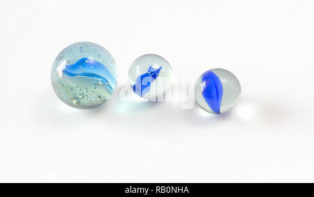 Drei blau transparent marmoriert auf weißem Hintergrund Stockfoto