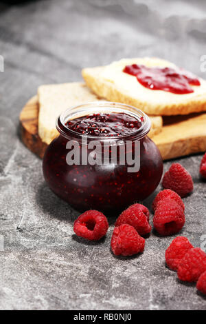 Himbeermarmelade, mit frischen Himbeeren. Marmelade im Glas. Stockfoto