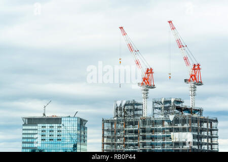 Asien Business Konzept für Immobilien und Corporate Bau - urban skyline Luftbild mit Kran unter strahlend blauen Himmel und Sonne in Shibuya. Stockfoto