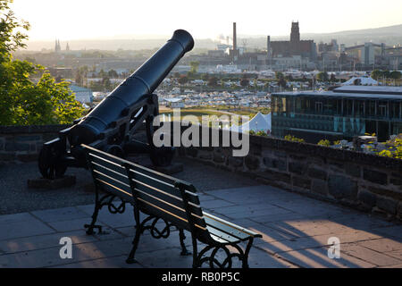 Canon auf der Stadtmauer der Altstadt von Quebec City, Kanada Stockfoto