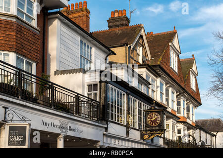 TUNBRIDGE WELLS, Kent/UK - Januar 4: Blick auf die Gebäude in der Dachpfannen in Royal Tunbridge Wells Kent am 4. Januar 2019 Stockfoto