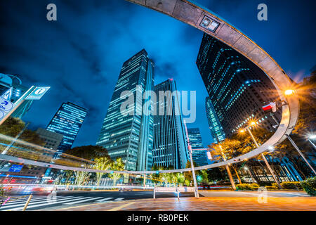 Asien Business Konzept für Immobilien und Corporate Bau - die Suche nach der Nacht in der Straße Kreuzung von Shinjuku, die Wolkenkratzer twi spiegeln Stockfoto