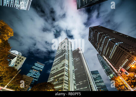 Asien Business Konzept für Immobilien und Corporate Bau - die Suche nach der Nacht in der Straße Kreuzung von Shinjuku, die Wolkenkratzer twi spiegeln Stockfoto