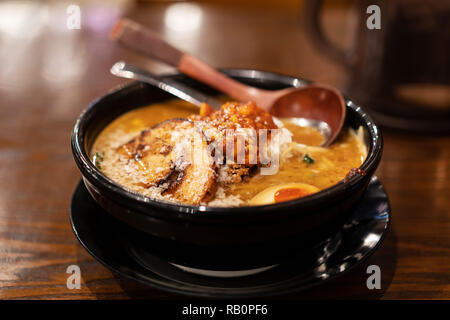Asien Kultur Konzept - köstliche japanische Ramen mit Schweinefleisch, Eier in schwarz Schüssel. Stockfoto