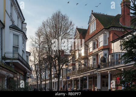 TUNBRIDGE WELLS, Kent/UK - Januar 4: Blick auf die Gebäude in der Dachpfannen in Royal Tunbridge Wells Kent am 4. Januar 2019. Vier nicht identifizierte Personen Stockfoto