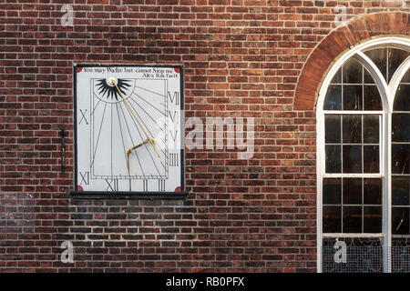 TUNBRIDGE WELLS, Kent/UK - Januar 4: Sonnenuhr Pfarrkirche von König Karl der Märtyrer in Royal Tunbridge Wells am 4. Januar 2019 Stockfoto