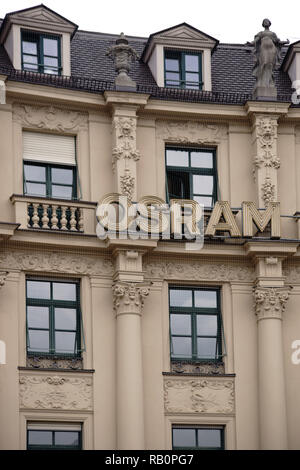 München, Deutschland - 29. Juni 2018: Das Logo der Firma Osram ein Hersteller von Lampen an einem historischen Gebäude in der Altstadt am 29. Juni 2018 in München. Stockfoto