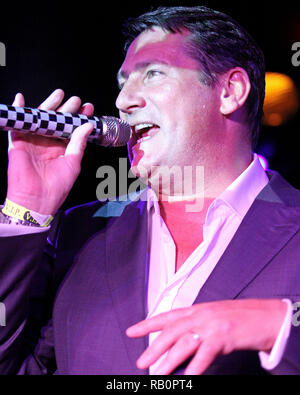 NEW YORK, NY - AUGUST 13: Tony Hadley Sänger der Band Spandau Ballet führt während der Zurück in die 80er Jahre Show im Zimmer mit Kanalblick am 13. August 2011 in New York City. (Foto von Steve Mack/S.D. Mack Bilder) Stockfoto