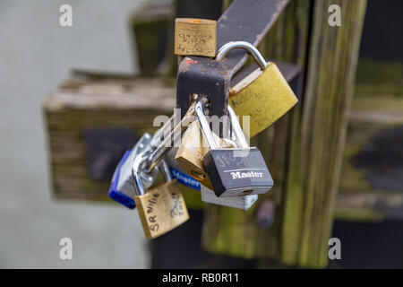 Harpers Ferry, WV, USA - November 3, 2018: Nahaufnahme von Liebe Schlösser an der Appalachian Trail, der Überquerung der Shenandoah River Bridge. Stockfoto