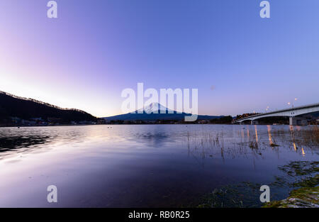 Landschaft von Fuji Berg am See Kawaguchiko. Ikonische und symbolische Berg Japans. Malerische Sonnenaufgang der Fujisan auf morgen Zeit, Kawaguchiko, Yamanas Stockfoto