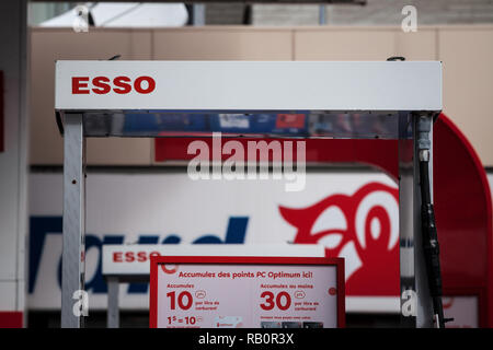 MONTREAL, KANADA - 3. NOVEMBER 2018: Esso Logo vor einer ihrer Tankstellen in Kanada. Esso ist einer der Erdöl Produktion und Vertrieb Bran Stockfoto