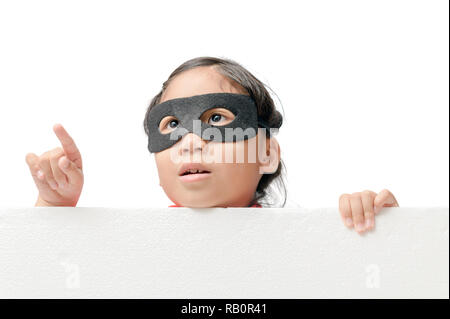 Superhelden Mädchen zeigen auf weißem Hintergrund mit Kopie Platz für die Eingabe von Text isoliert Stockfoto