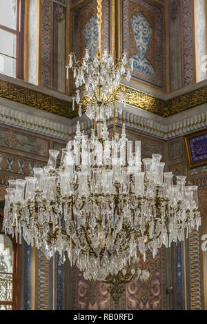 Der Innenraum der Moschee, Aksaray Laleli, Istanbul, Türkei, zeigen die prunkvolle Kronleuchter. Stockfoto