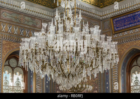 Der Innenraum der Moschee, Aksaray Laleli, Istanbul, Türkei, zeigen die prunkvolle Kronleuchter. Stockfoto