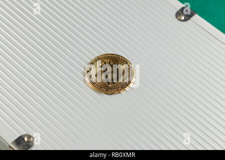 Bitcoin auf der Aluminium Aktenkoffer Textur Stockfoto