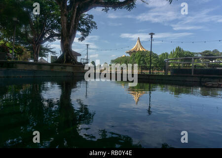 Die Darul Hana Brücke in Kuching River Stockfoto