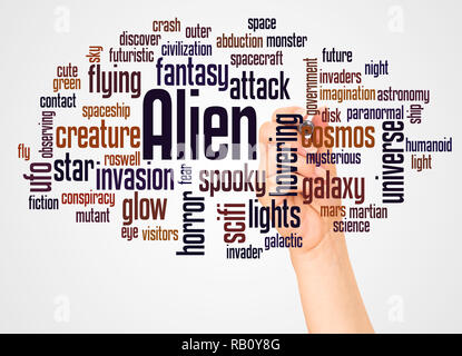 Alien Wort cloud und Hand mit Marker Konzept auf weißem Hintergrund. Stockfoto